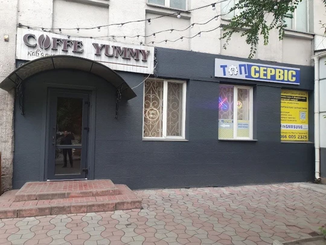 Вхід до сервісного центру ТОП СЕРВІС, вул. Медична 1/11